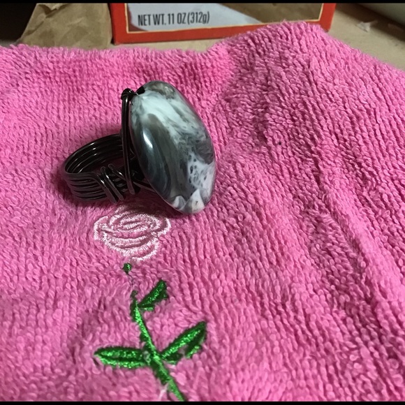 Statement piece stone ring - Picture 3 of 3